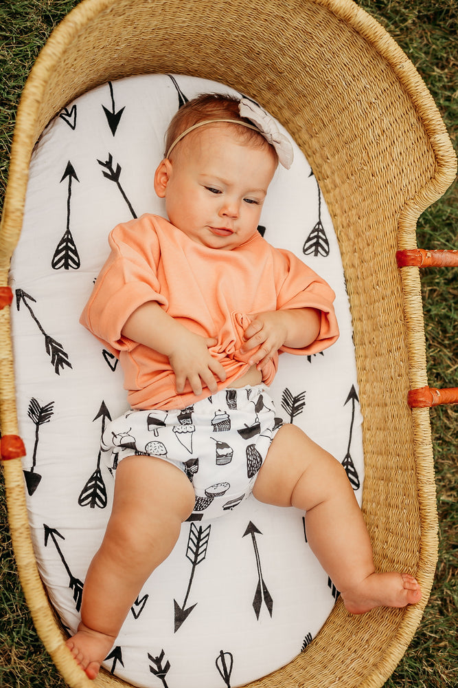 
                  
                    Load image into Gallery viewer, Versatile Moses Basket / Bassinet / Small Changing Pad Sheet -  Arrows
                  
                