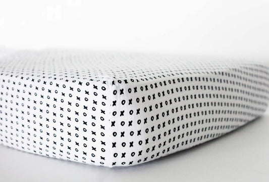 XO print fitted organic crib sheet