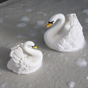 
                  
                    Load image into Gallery viewer, Natruba - Natural rubber Bathtoy Swan - White- Large
                  
                