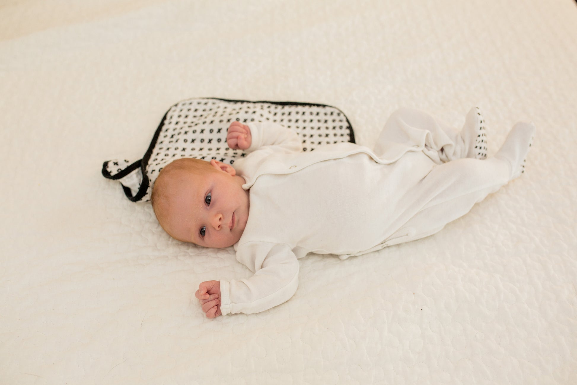 Swiss Cross + XO Reversible Muslin Burp Cloth | GOTS Certified Organic Cotton Muslin