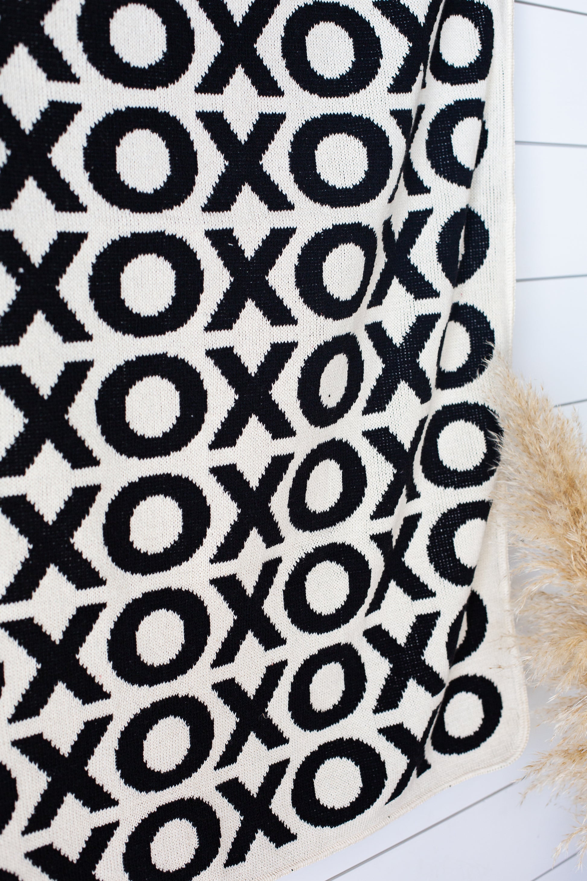 Modern Burlap XO blanket in recycled cotton blend