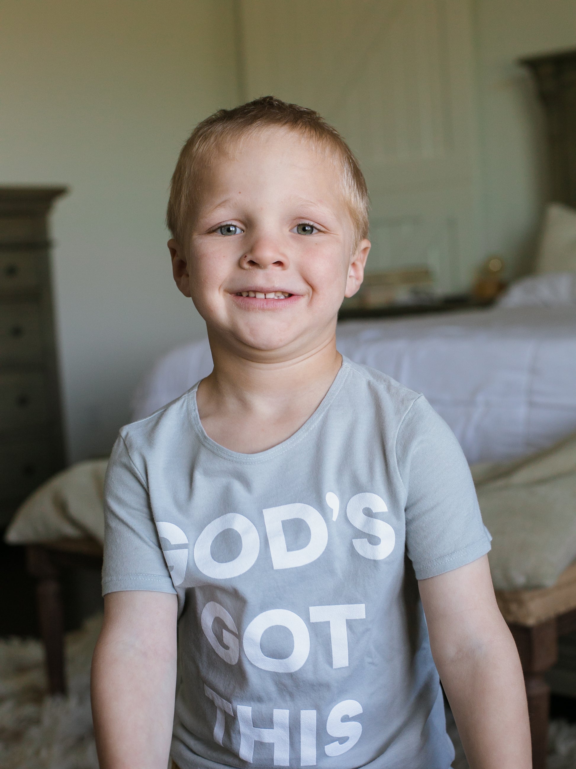 *Perfectly Imperfect* God's Got this Kid's Scoop Neck Tee -  Light Gray