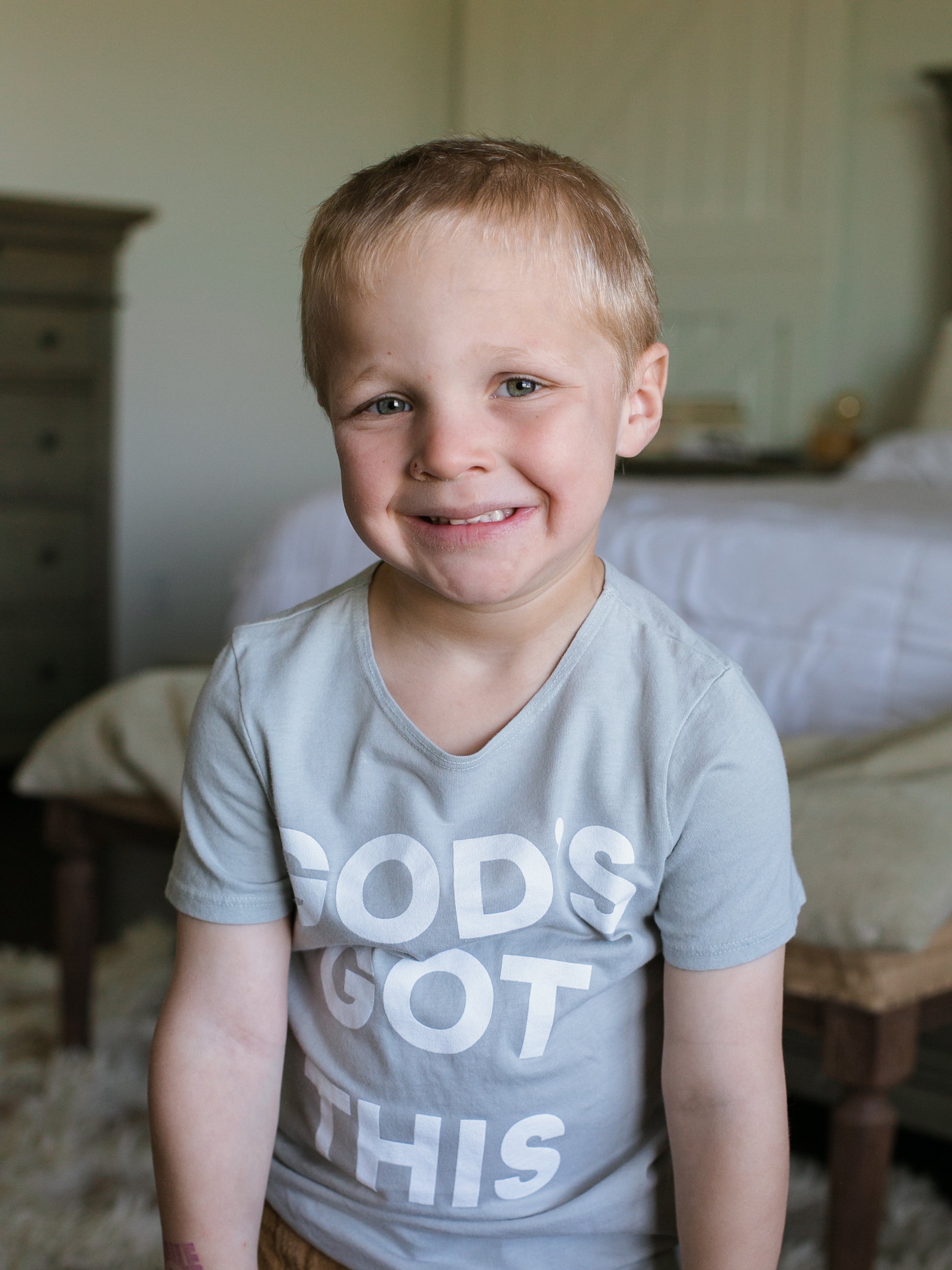 *Perfectly Imperfect* God's Got this Kid's Scoop Neck Tee -  Light Gray