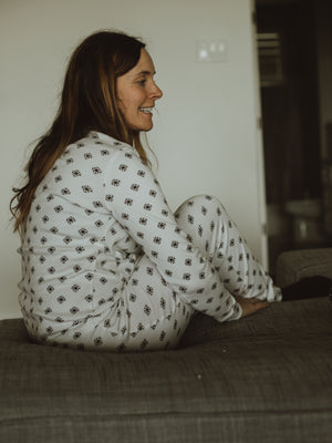 
                  
                    Load image into Gallery viewer, FINAL SALE - Women&amp;#39;s Pajama Set in Organic Cotton -  BLACK ON WHITE SNOWFLAKES
                  
                