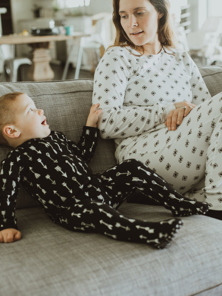 
                  
                    Load image into Gallery viewer, FINAL SALE - Women&amp;#39;s Pajama Set in Organic Cotton -  BLACK ON WHITE SNOWFLAKES
                  
                