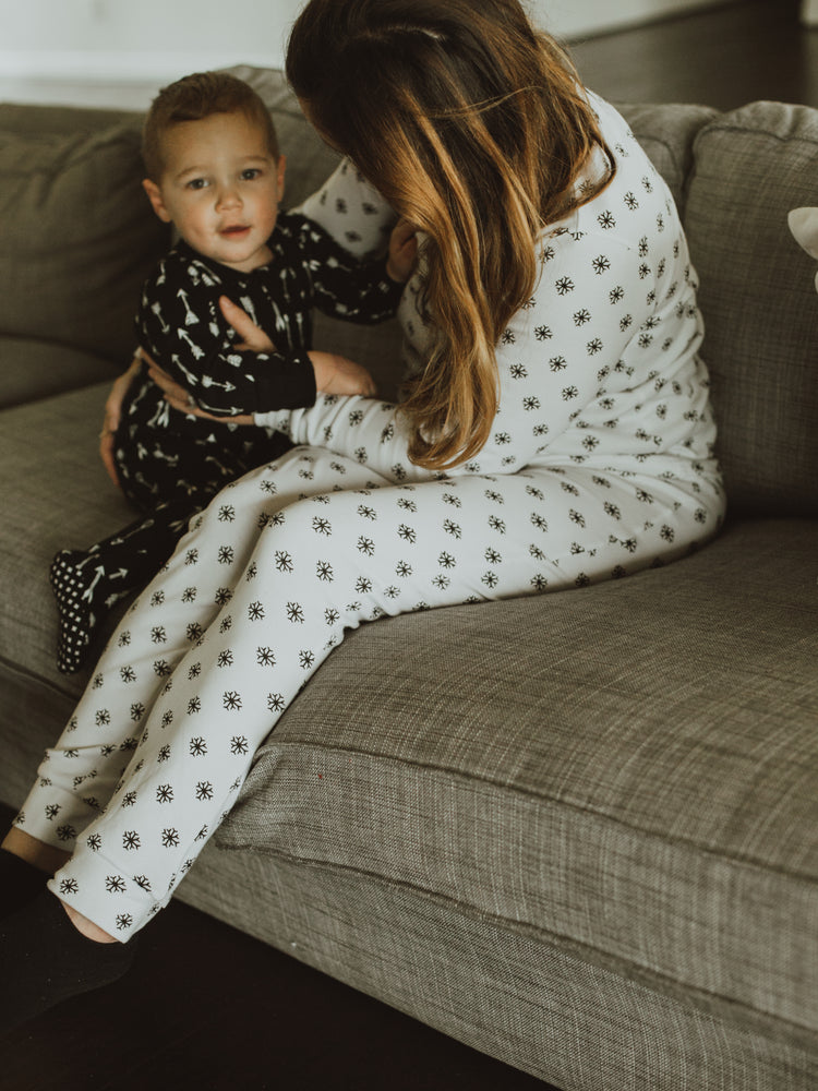 
                  
                    Load image into Gallery viewer, FINAL SALE - Women&amp;#39;s Pajama Set in Organic Cotton -  BLACK ON WHITE SNOWFLAKES
                  
                