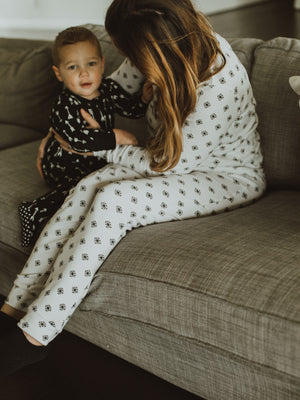 
                  
                    Load image into Gallery viewer, FINAL SALE - Women&amp;#39;s Pajama Set in Organic Cotton -  BLACK ON WHITE SNOWFLAKES
                  
                