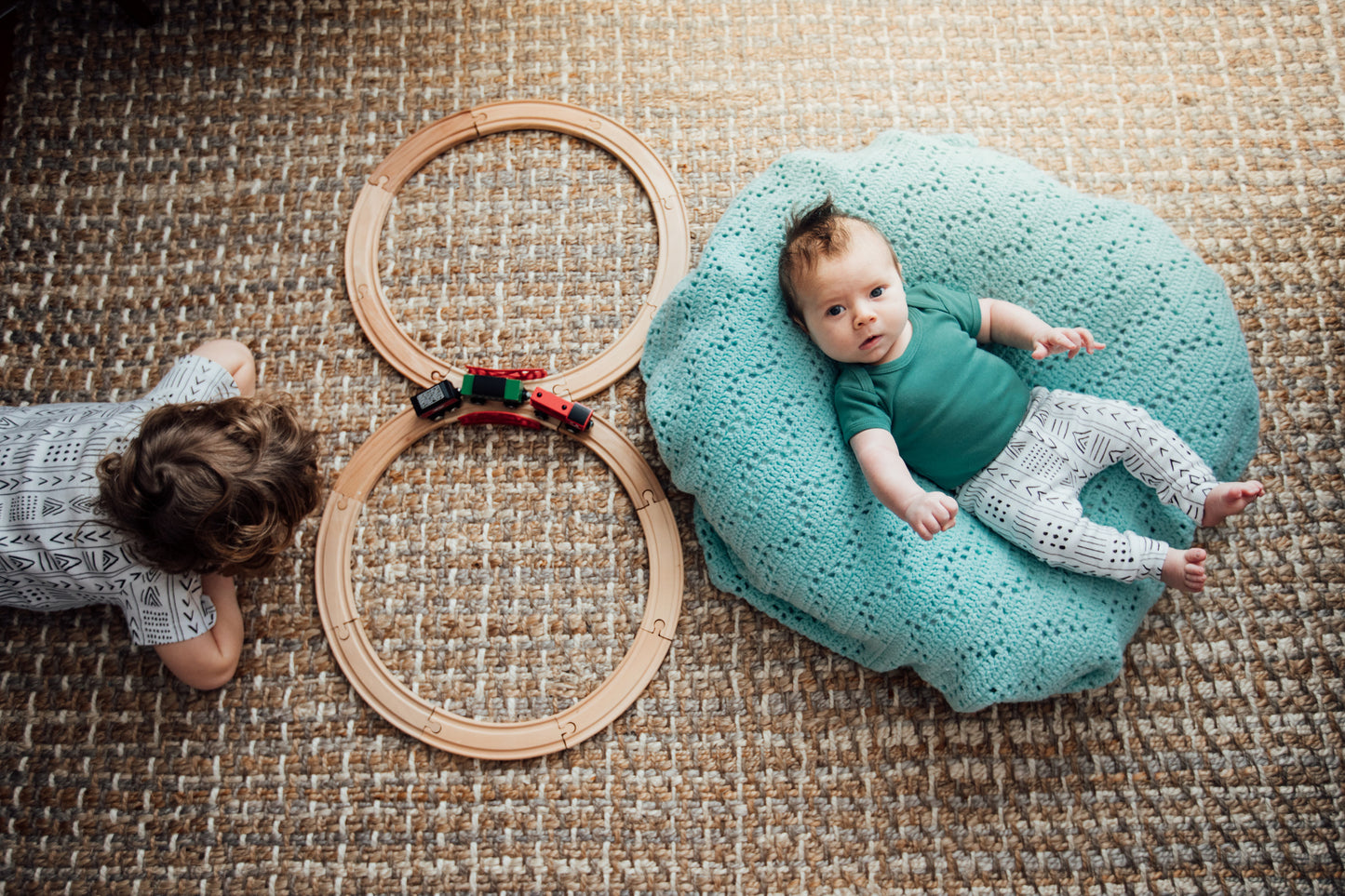 Organic kids tee in signature prints – alternate view 6