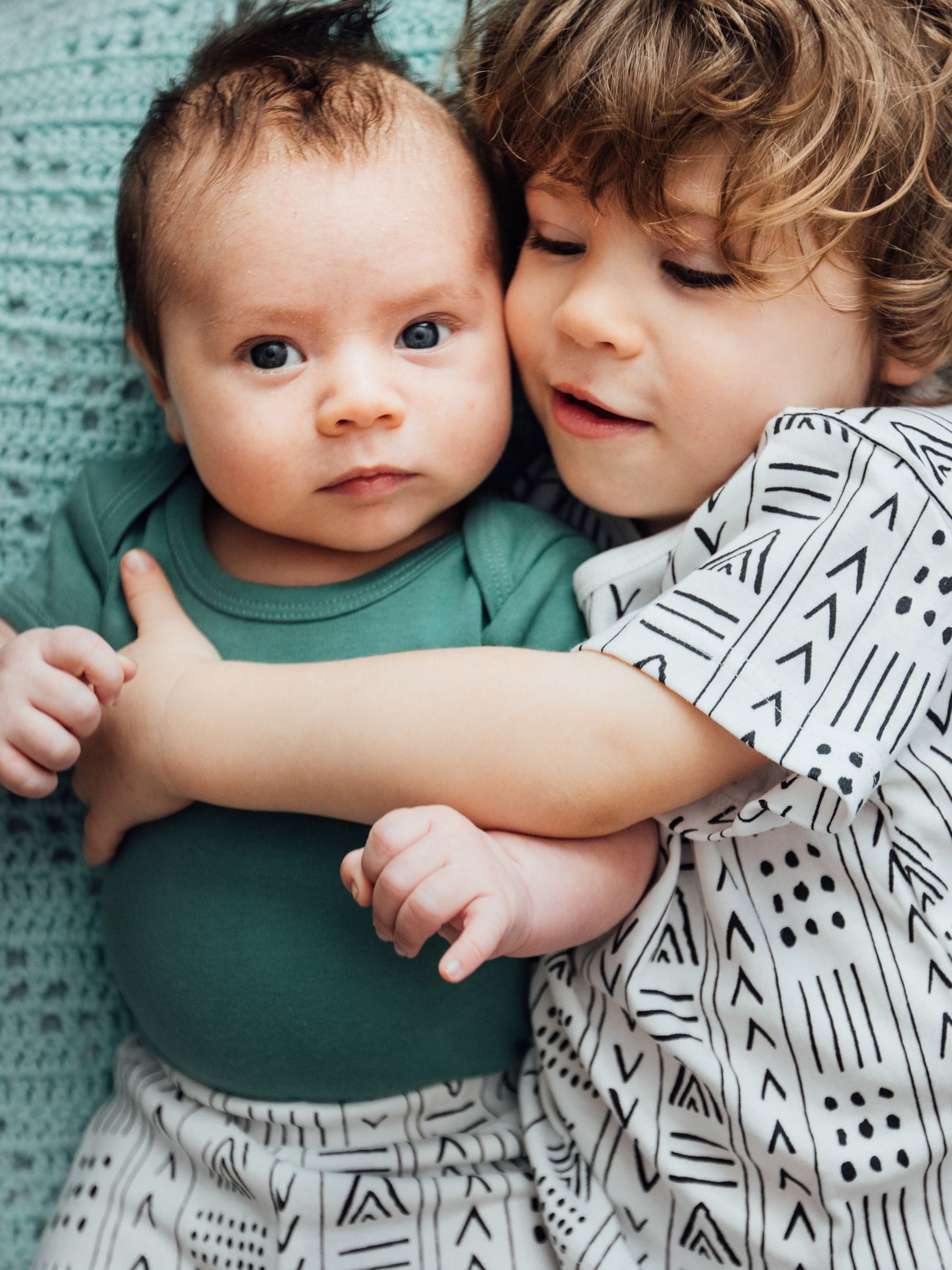 Organic kids tee in signature prints – alternate view 3