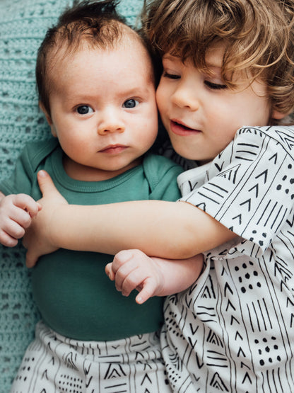 Organic kids tee in signature prints – alternate view 3