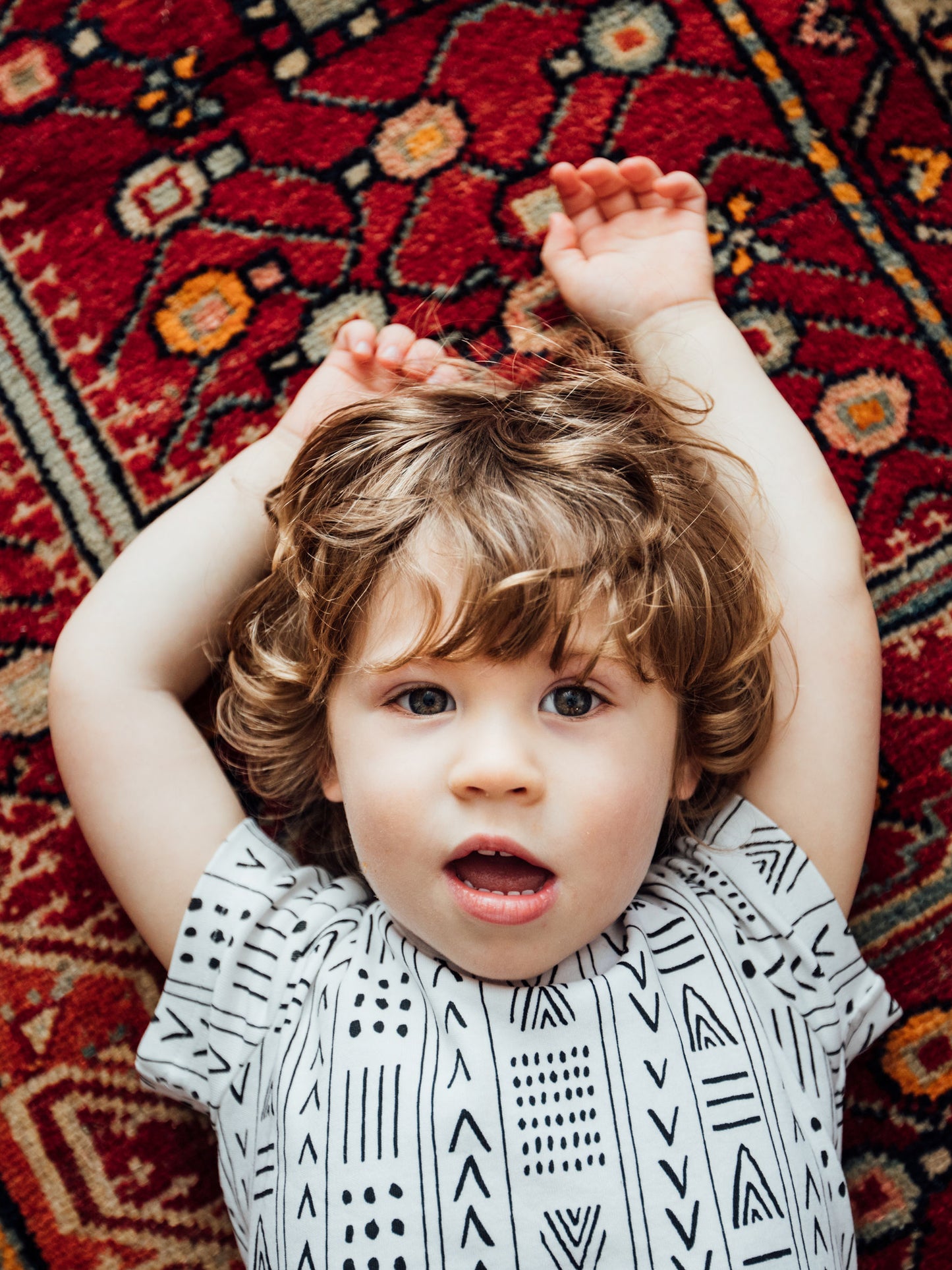 Organic kids tee in signature prints – alternate view 5