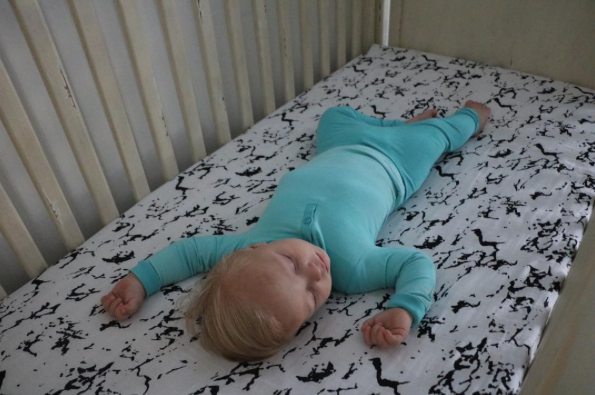 Marble fitted crib sheet in GOTS organic cotton muslin