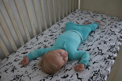 Marble fitted crib sheet in GOTS organic cotton muslin