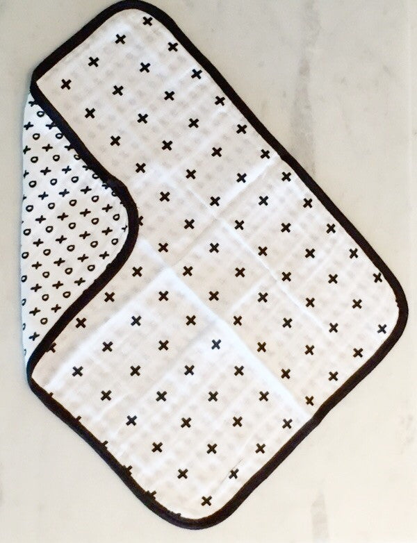 Swiss Cross + XO Reversible Muslin Burp Cloth | GOTS Certified Organic Cotton Muslin