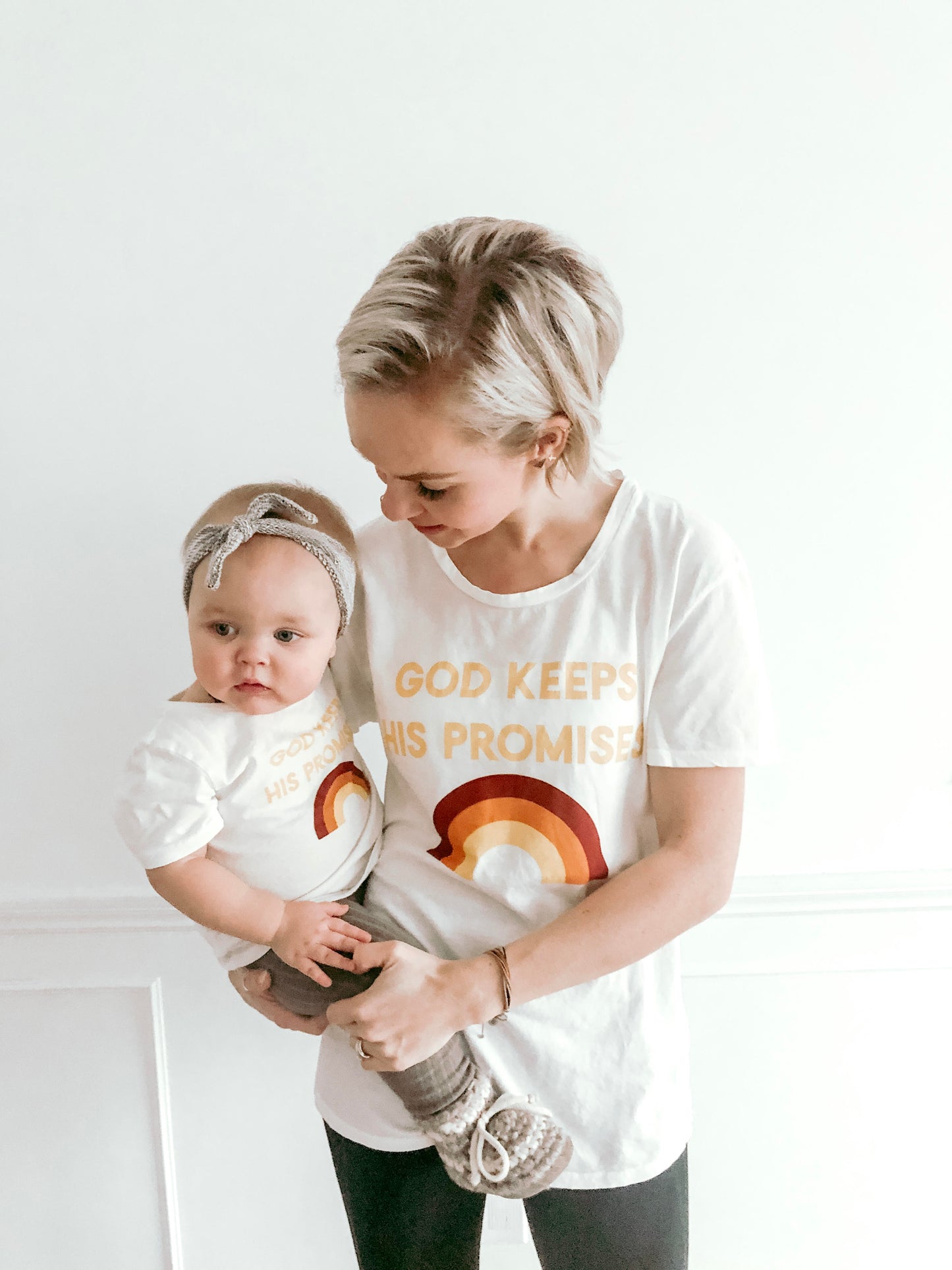 God keeps His promises Kid's Crewneck Tee